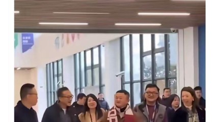 pg独家模拟器-马云重出江湖！身上奢华围巾引发关注，网友：售价5650元，产自苏格兰